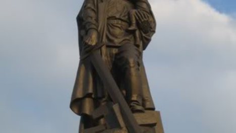 Soviet_Cenotaph_Berlin_Treptower_Park.jpg